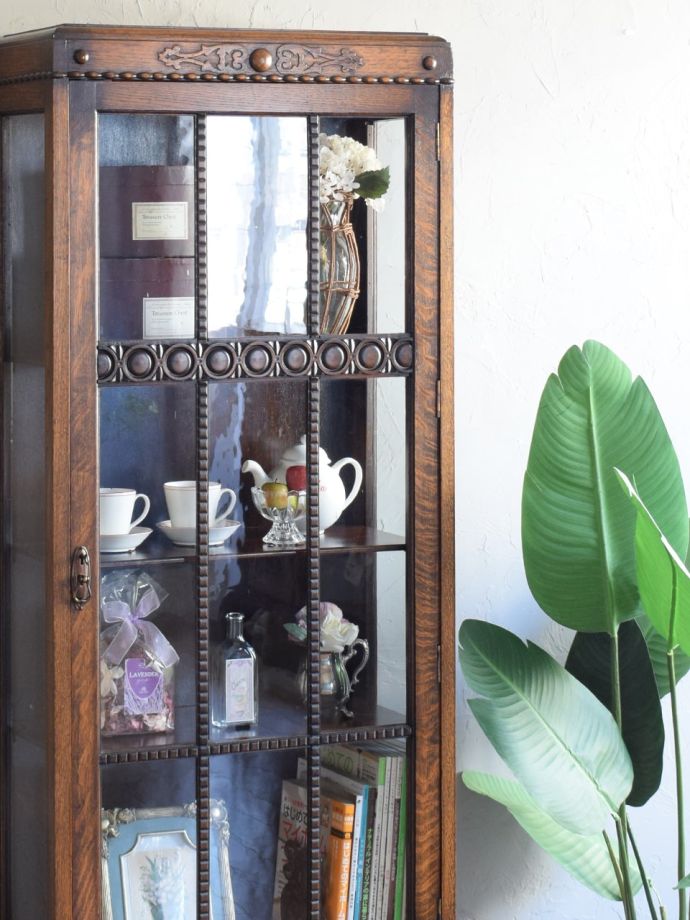 アンティークのステンドグラスの扉