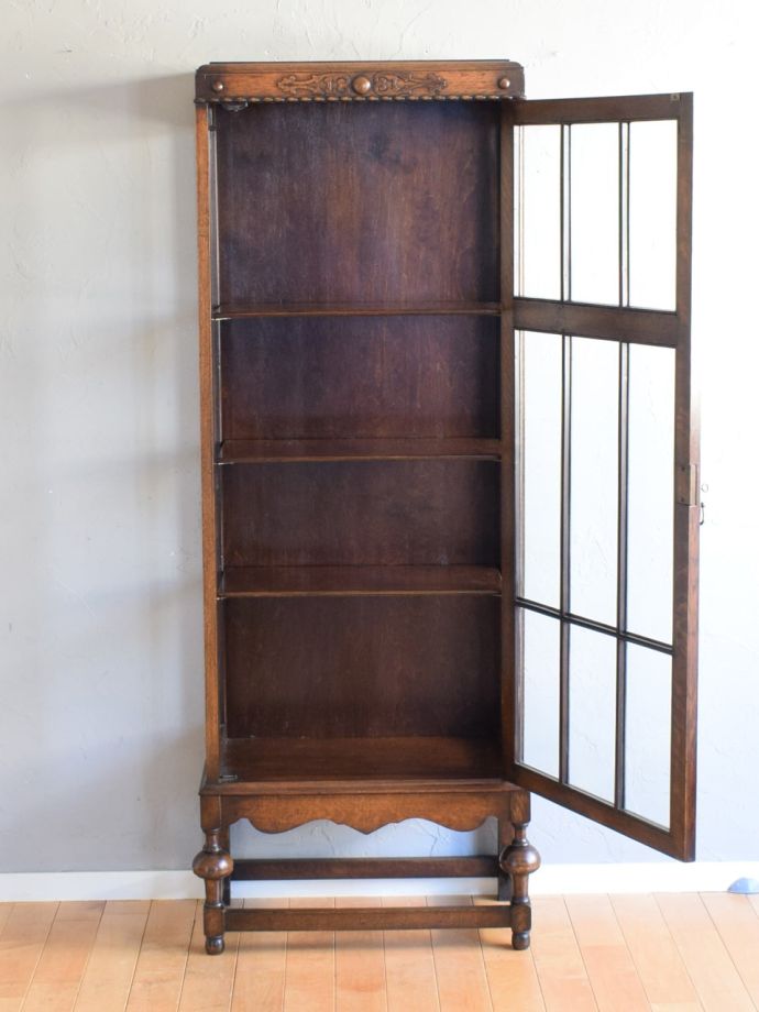 キャビネットの扉の中