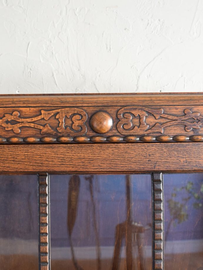 英国アンティーク家具らしい装飾