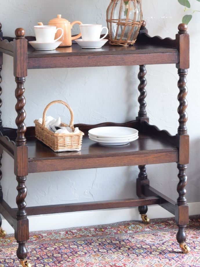 アンティーク家具らしさが漂うワゴン