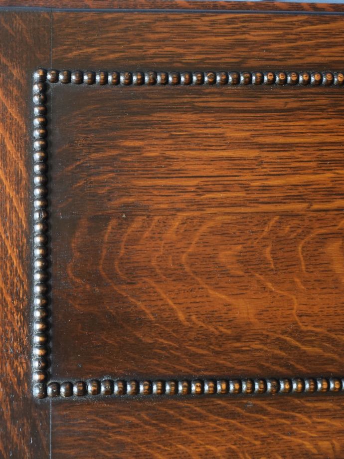 英国アンティーク家具らしい装飾