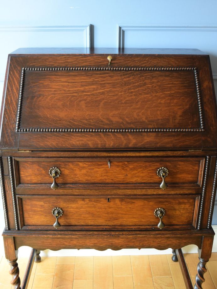 ビューローの華やかな装飾