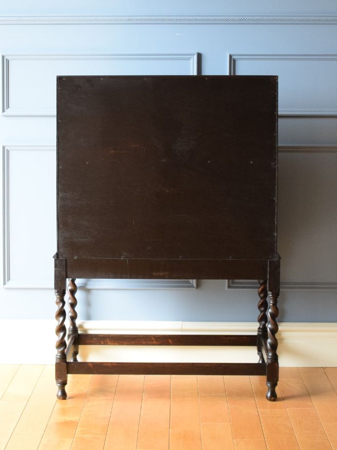 ライティングビューローの後ろ姿