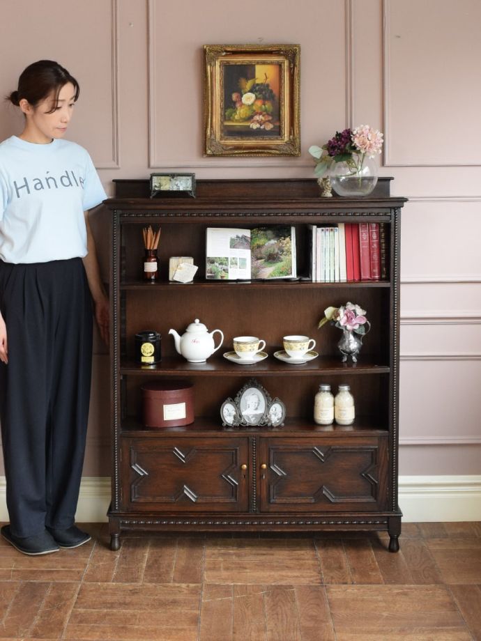 アンティークのオープンシェルフ