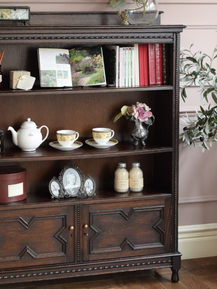 アンティーク家具らしい美しい木目