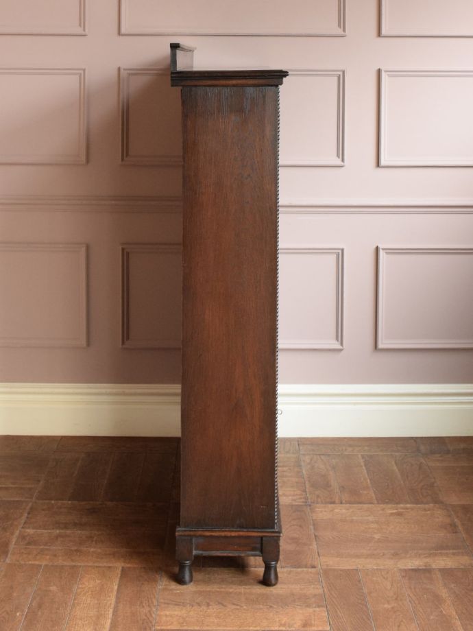 オープンシェルフの側面