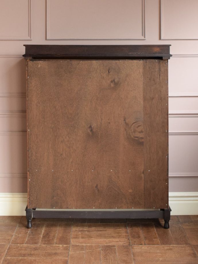 オープンシェルフの後ろ姿