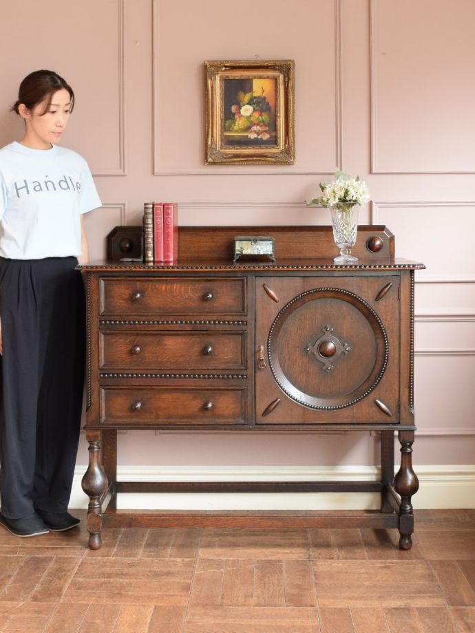 英国アンティークのサイドボード