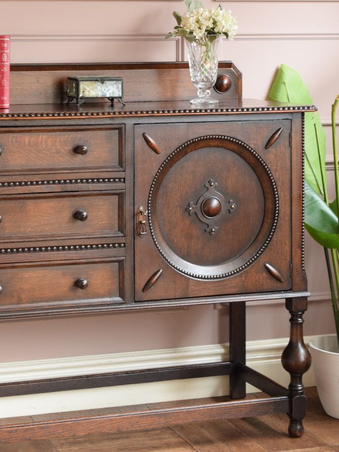 アンティーク家具らしさが漂うサイドボード