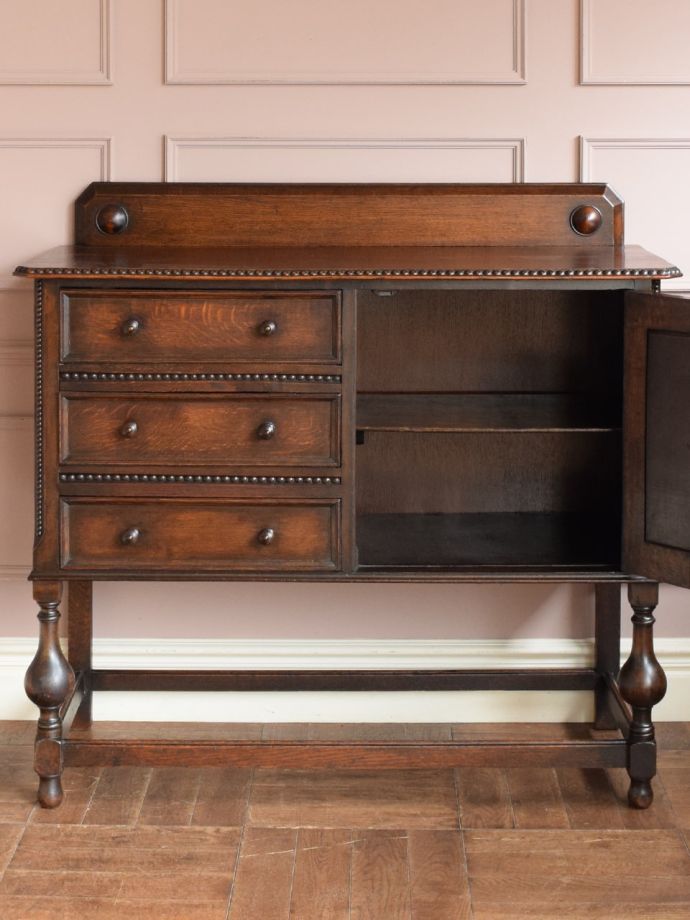 アンティークキャビネットの扉の中