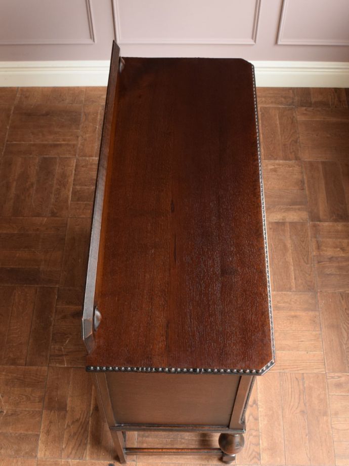 アンティークのサイドボードの天板