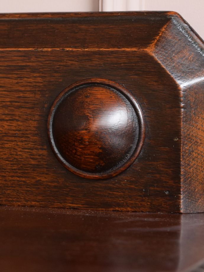 英国アンティーク家具らしい装飾