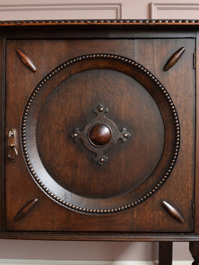 英国アンティーク家具らしい彫