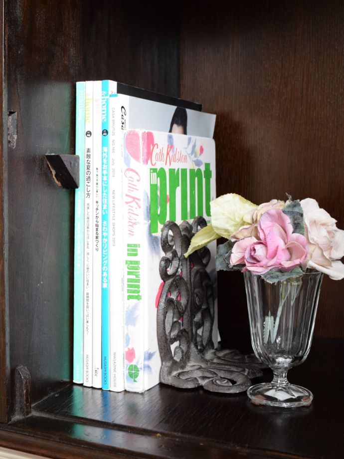 サイドボードの扉を開けると