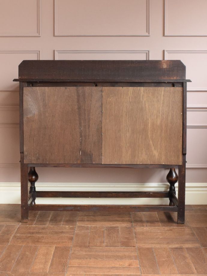 キャビネットの後ろ姿