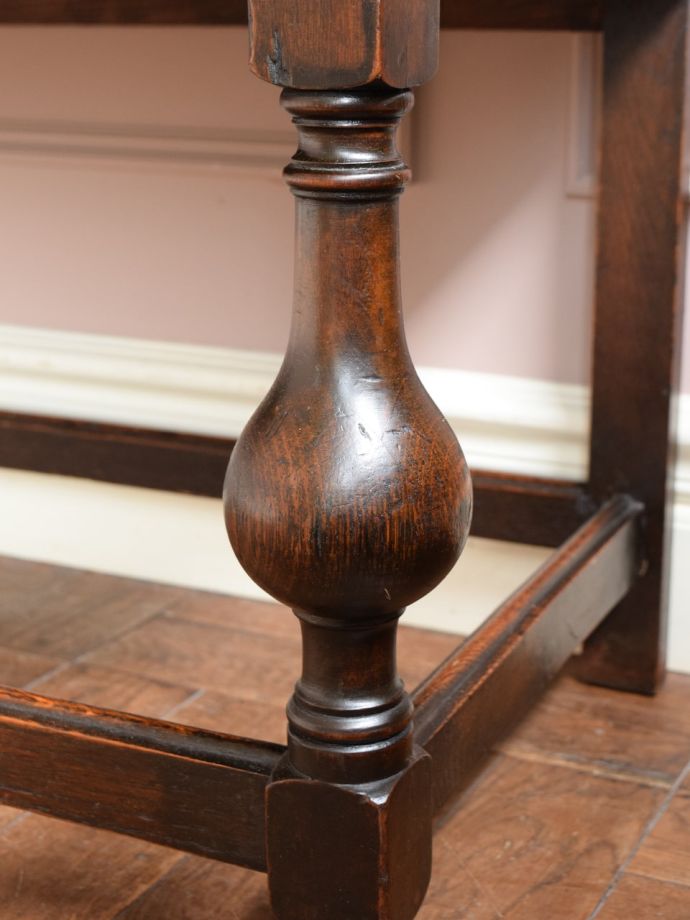 英国アンティーク家具らしい装飾