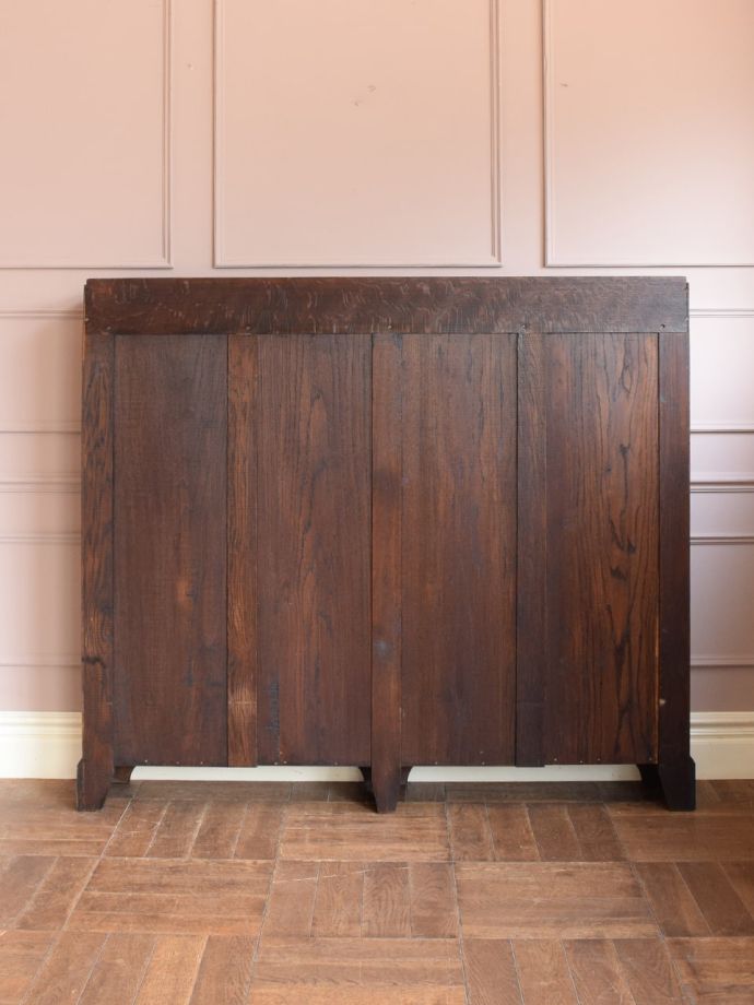 オープンシェルフの後ろ姿