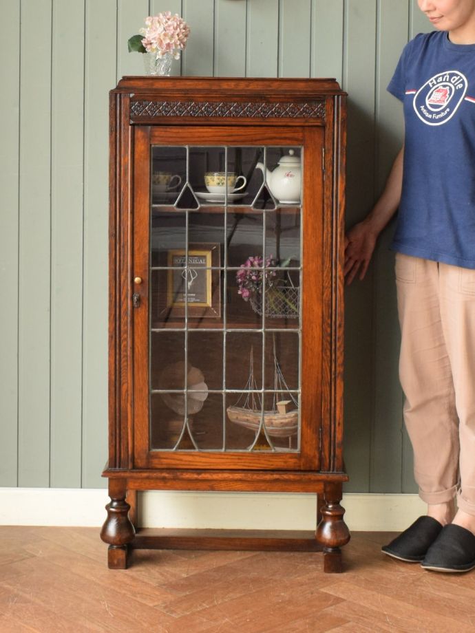 英国アンティークのガラスキャビネット