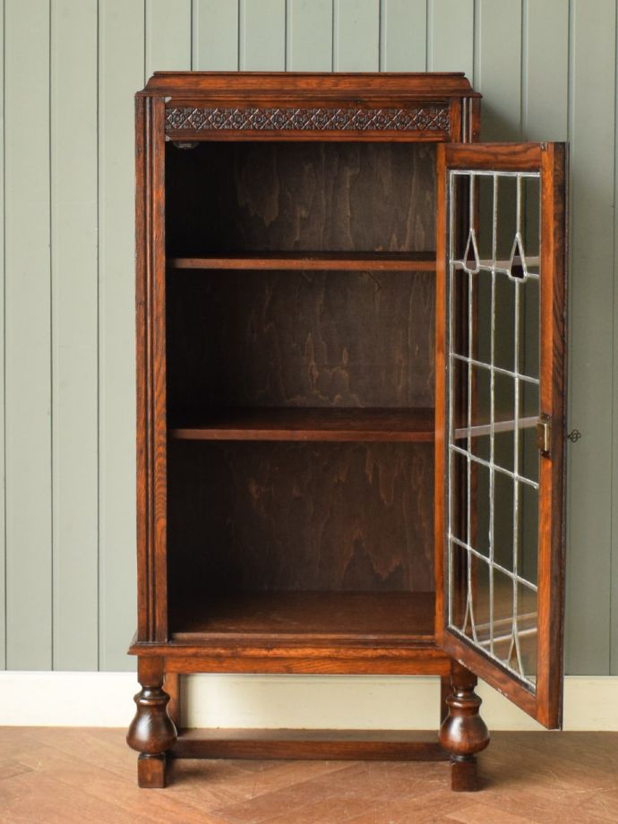 ガラスキャビネットの扉の中