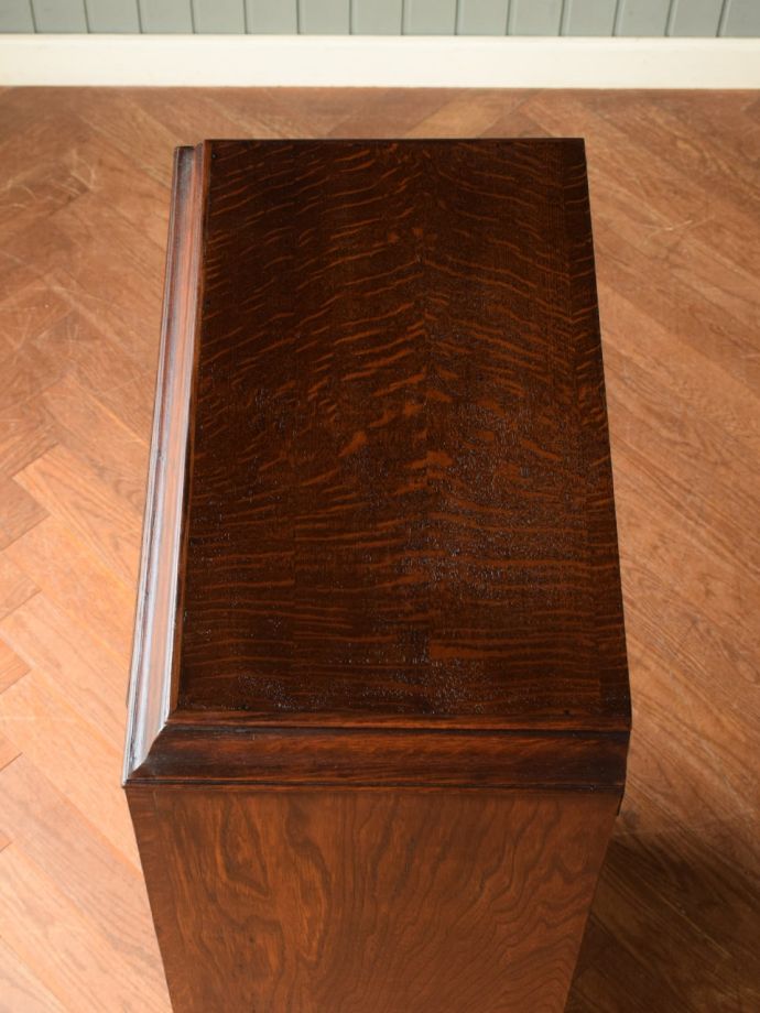 アンティークキャビネットの天板