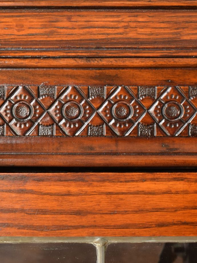 英国アンティーク家具らしい彫