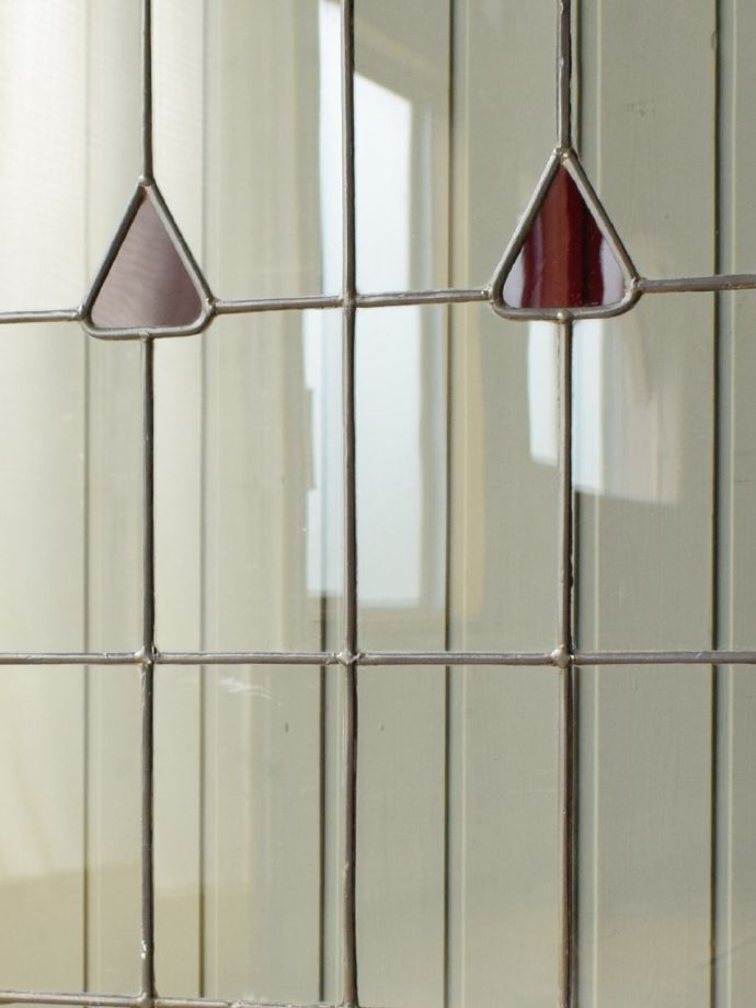 キャビネットの美しいガラス扉