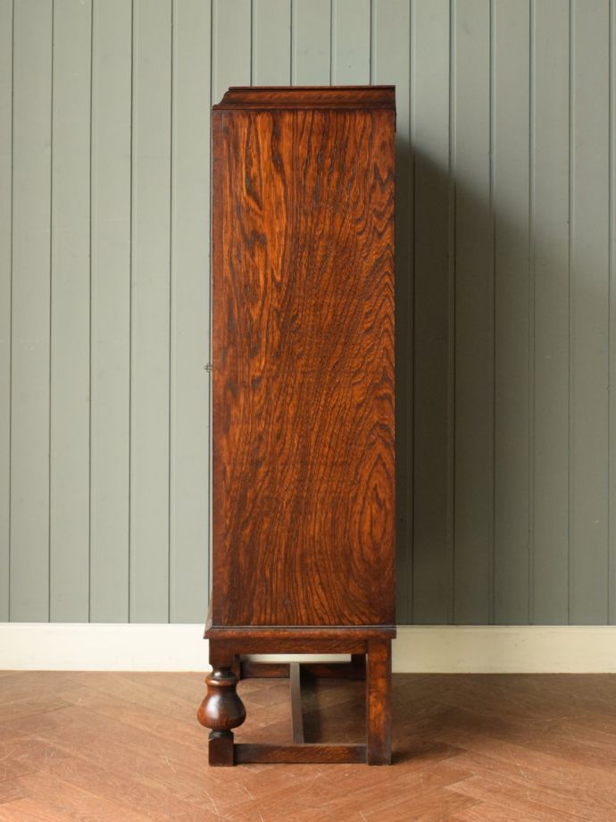 キャビネットの側面