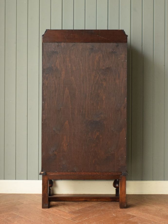 キャビネットの後ろ姿