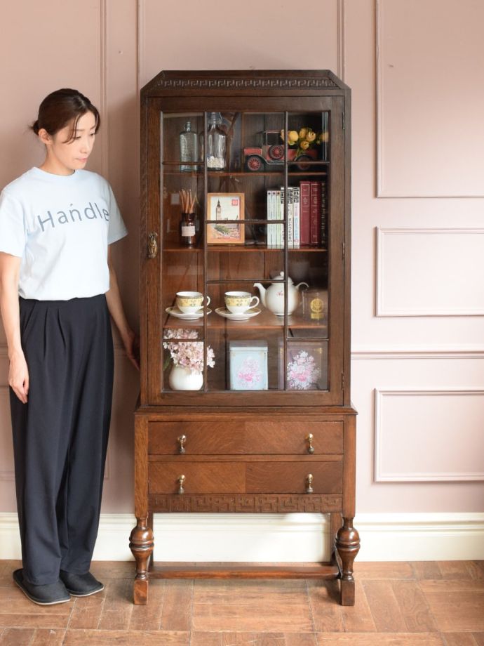 英国アンティークのガラスキャビネット