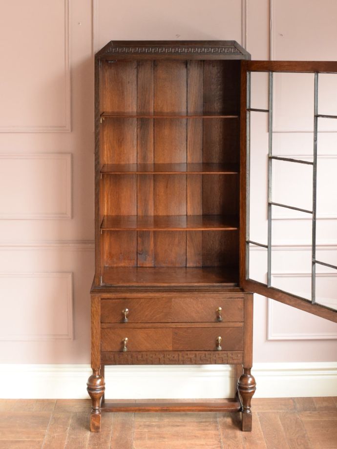 ガラスキャビネットの扉の中