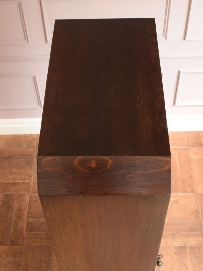 アンティークキャビネットの天板