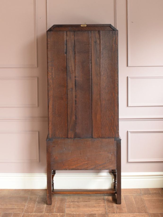 キャビネットの後ろ姿