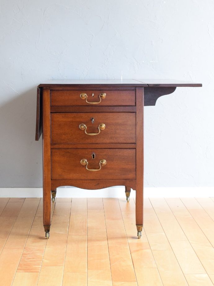 伸長式天板を片方開くと