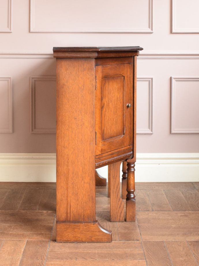 書斎デスクの側面