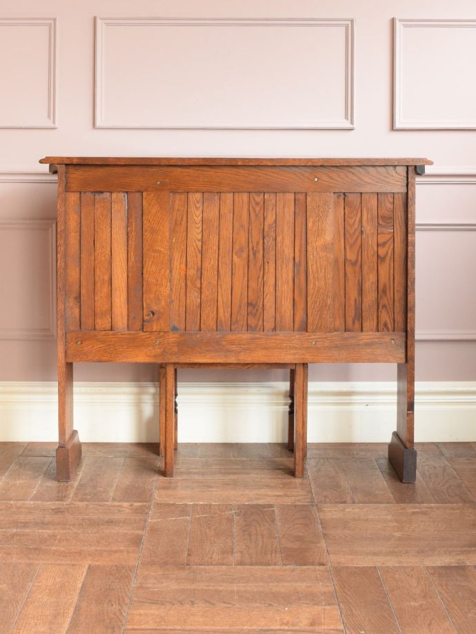 アンティークデスクの後ろ姿