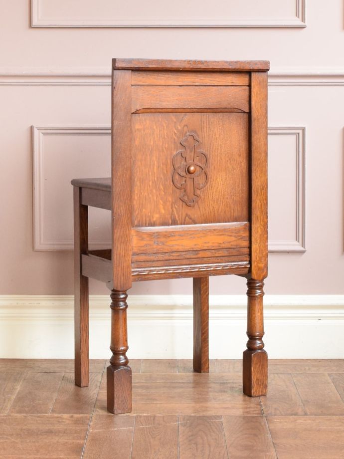 チェアの後ろ姿