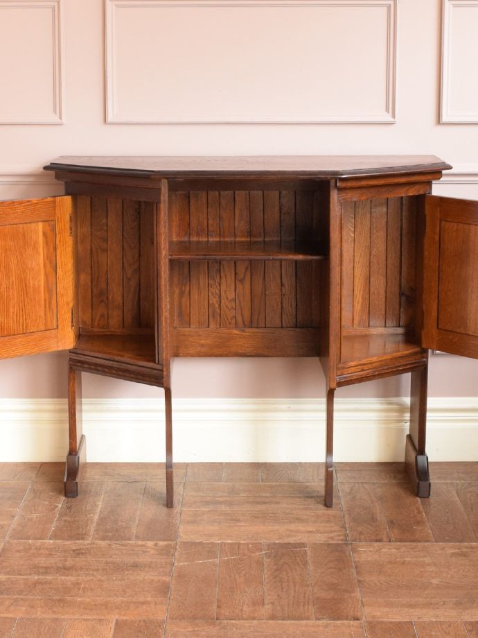 アンティークデスクの扉の中