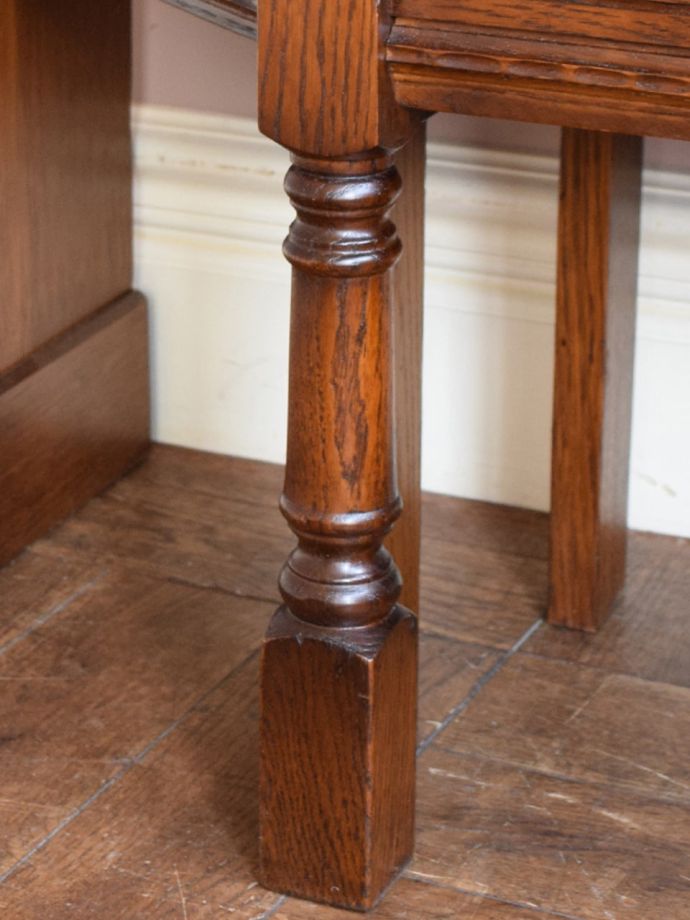 英国アンティーク家具らしい脚