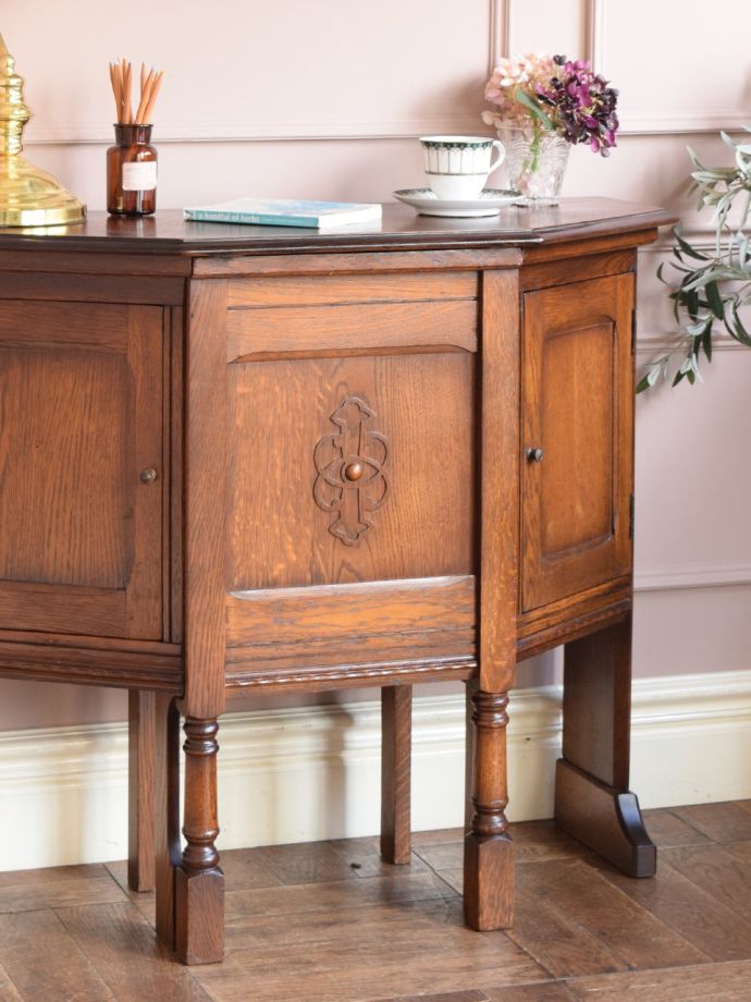 アンティーク家具らしさが漂うデスク