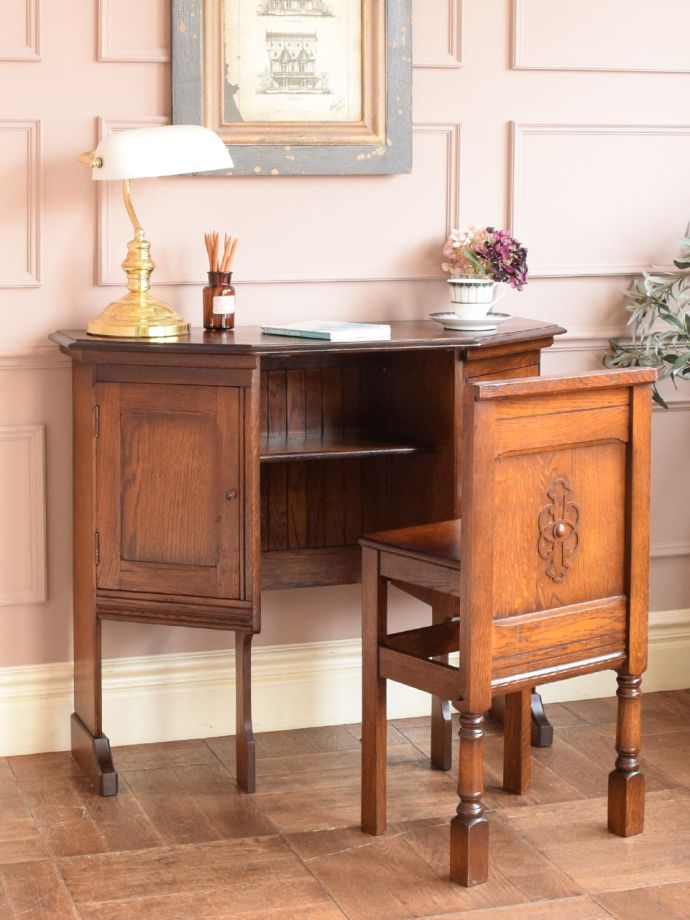 アンティーク家具らしさが漂うデスク