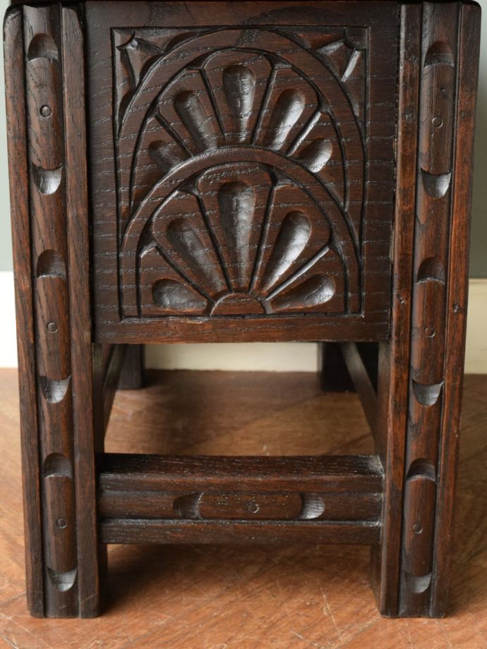 英国アンティーク家具らしい装飾