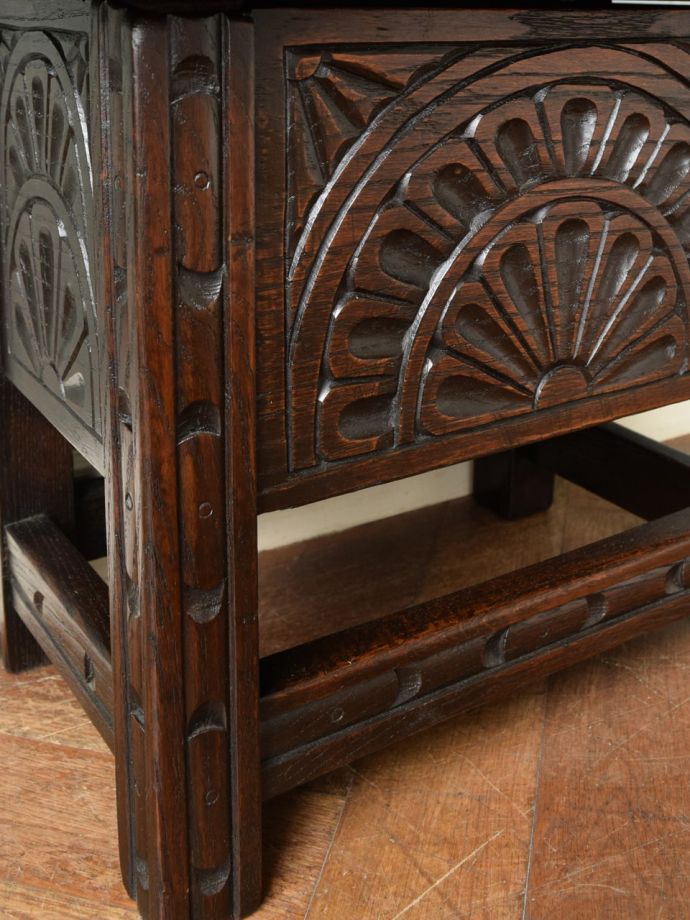 アンティークのコファの装飾