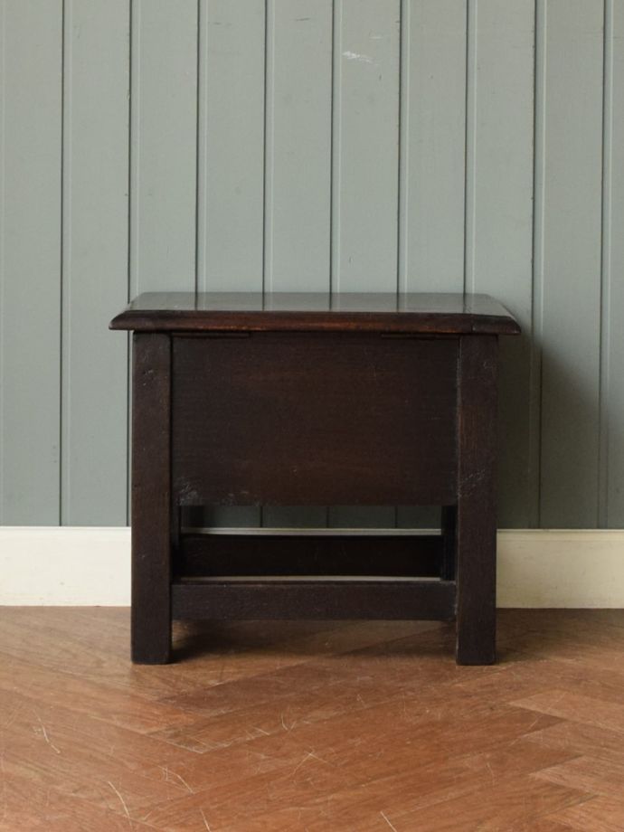 ブランケットボックスの後ろ姿