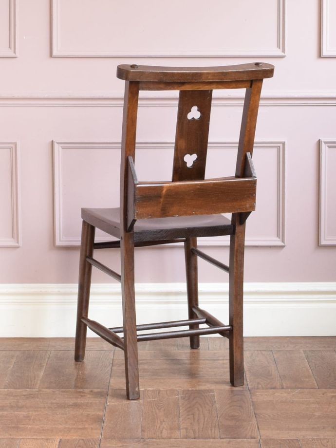 チャペルチェアの後ろ姿