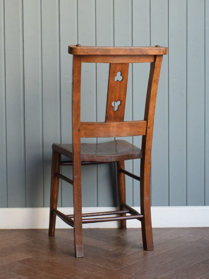 チャペルチェアの後ろ姿