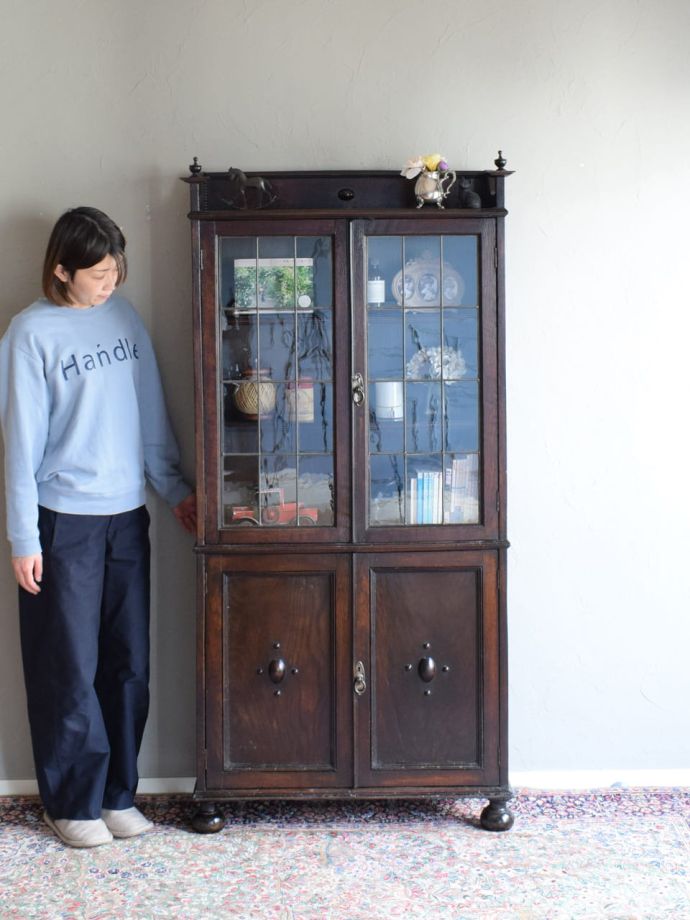 英国アンティークのキャビネット