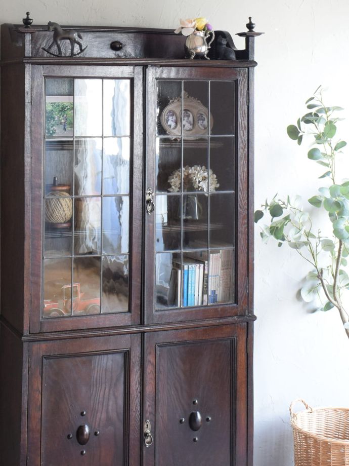 アンティーク家具らしさが漂うキャビネット