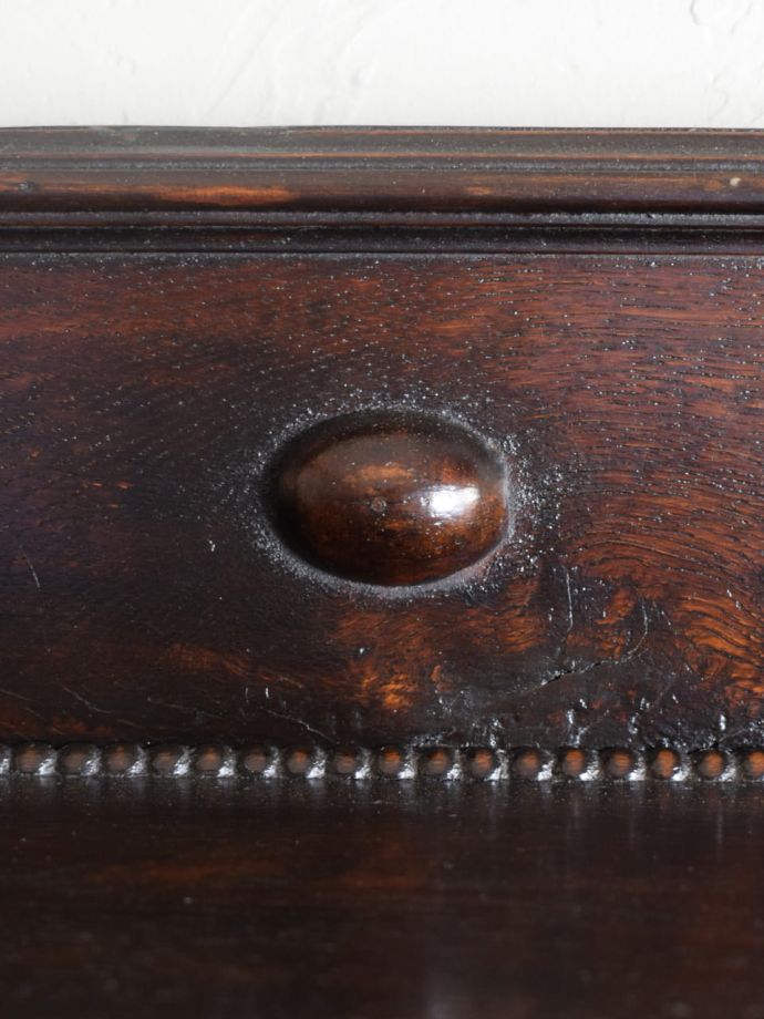 英国アンティーク家具らしい装飾