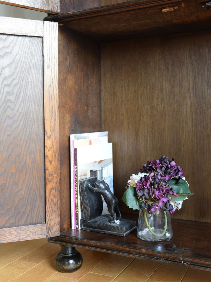 キャビネットの扉の中