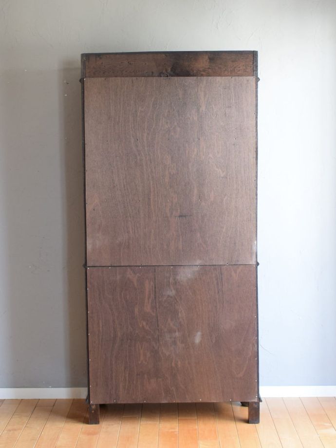 ガラスキャビネットの後ろ姿